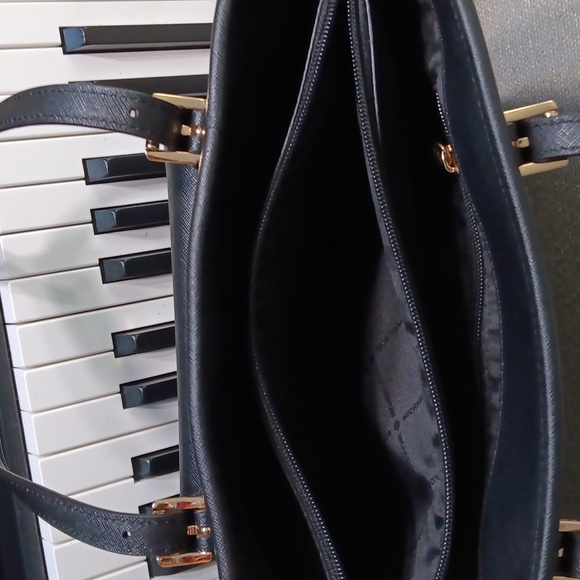 Michael Kors Jet Set Multifunction Purse - Picture 4 of 5